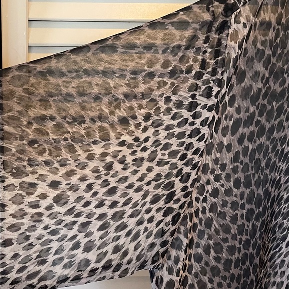 🔥HP🔥Sheer Animal Print Blouse - Picture 4 of 4